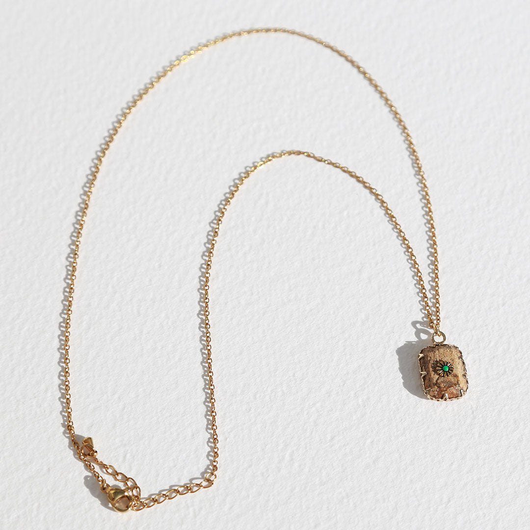 Collier en or avec pierre jaspe