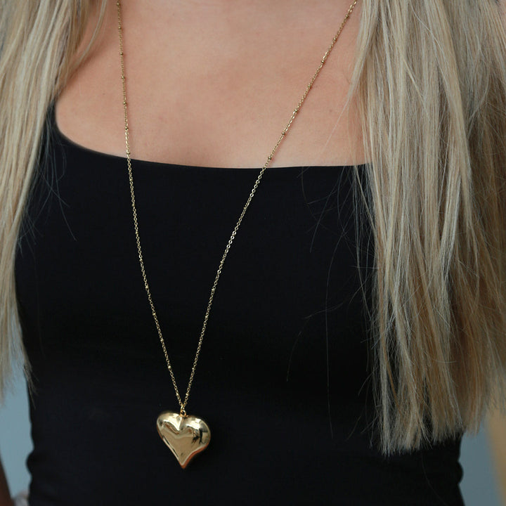 Collier long en or avec cœur audacieux