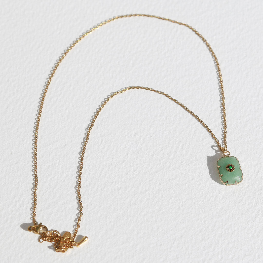 Collier en or avec pierre et jade