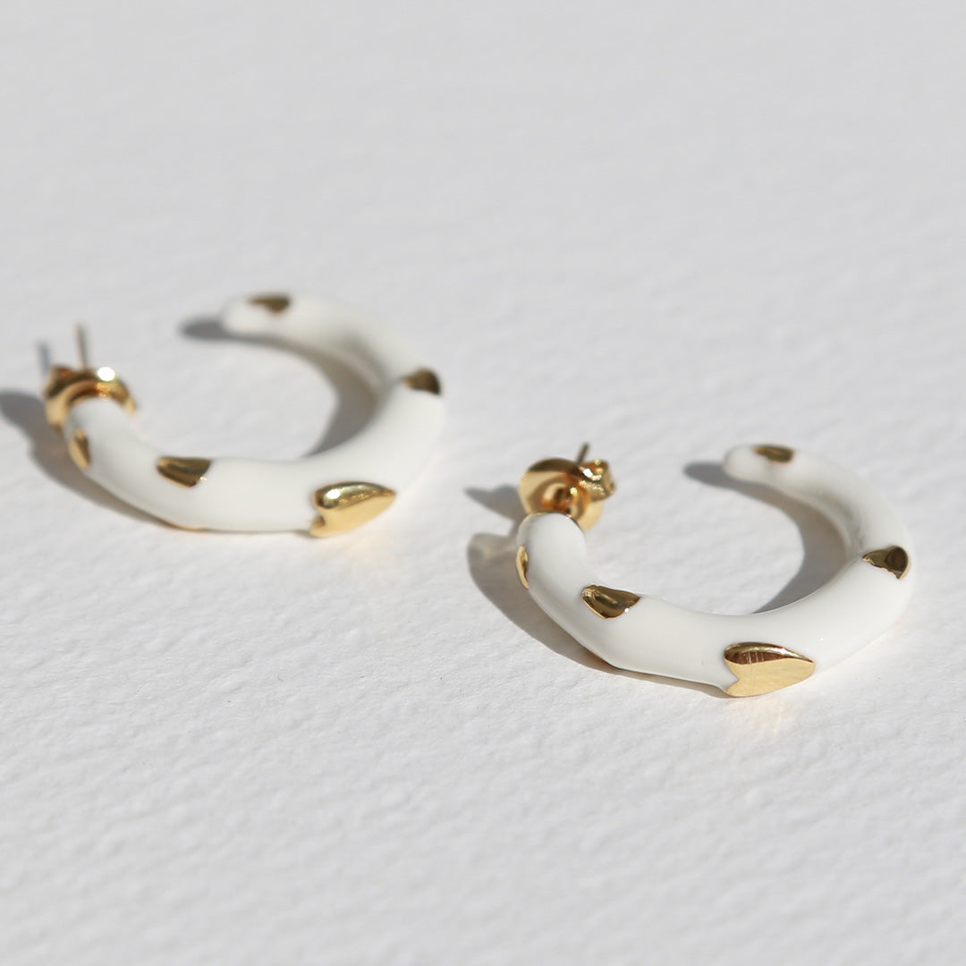 Boucles d'oreilles blanches audacieuses