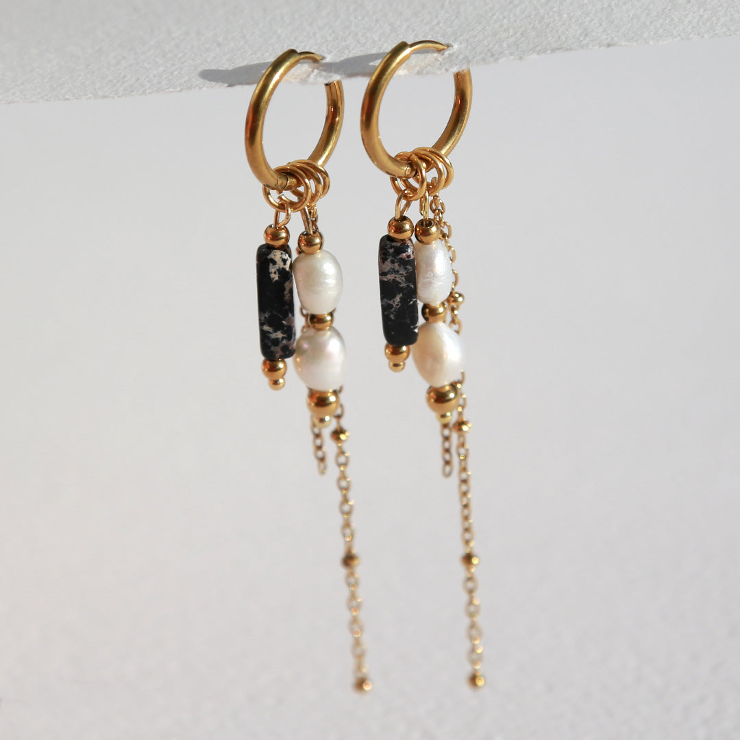 Boucles d'oreilles en or avec perle et pierre noire
