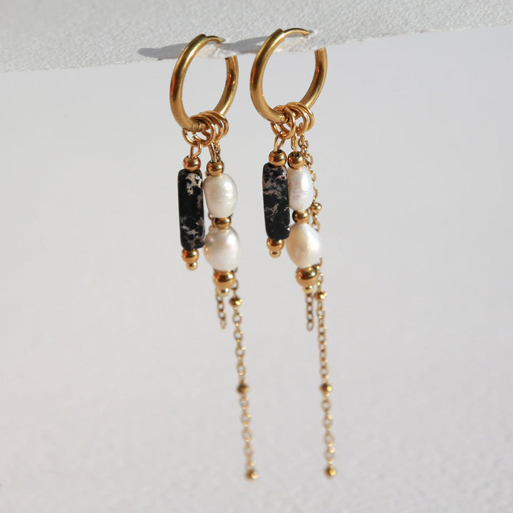 Boucles d'oreilles en or avec perle et pierre noire