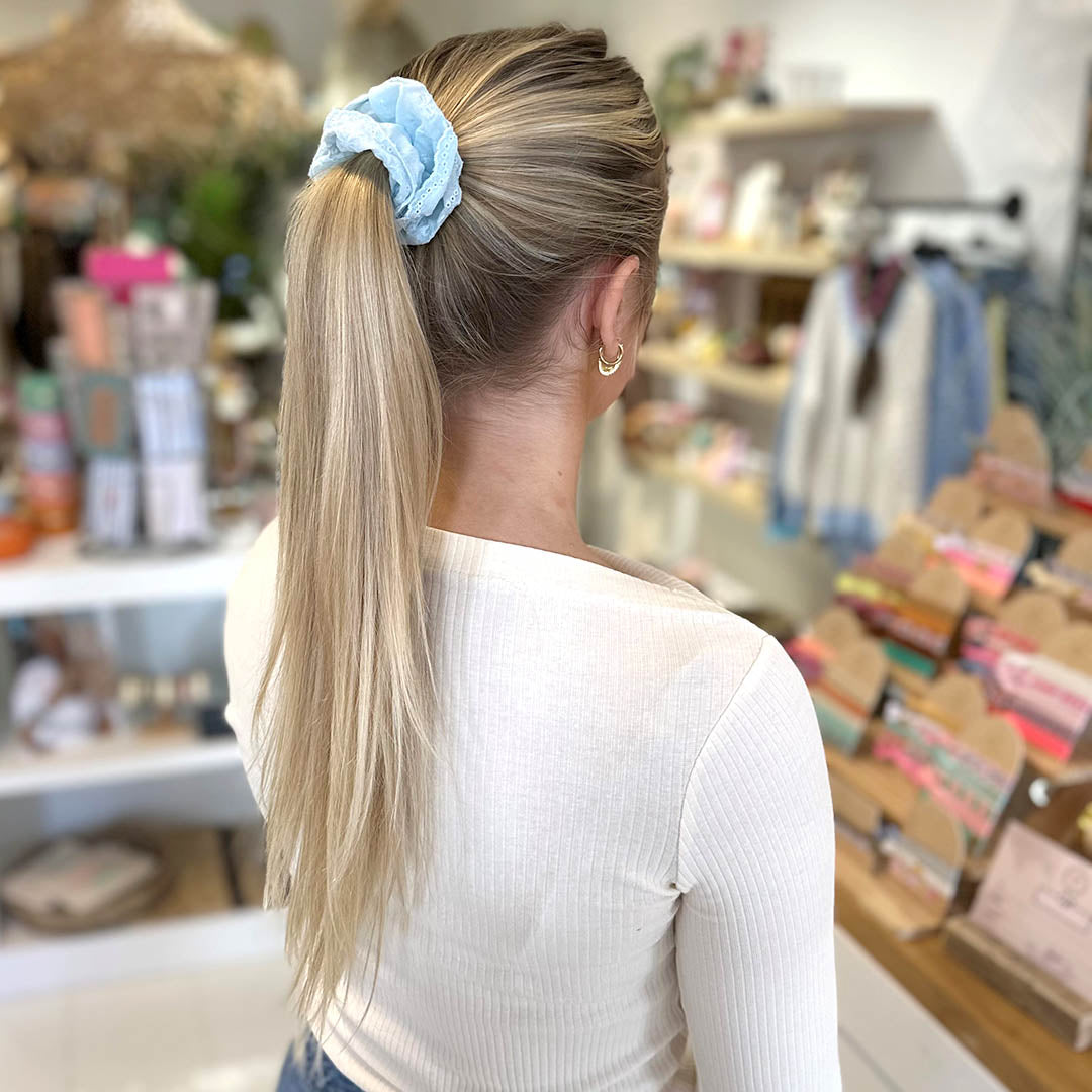 Scrunchie broderie blauw