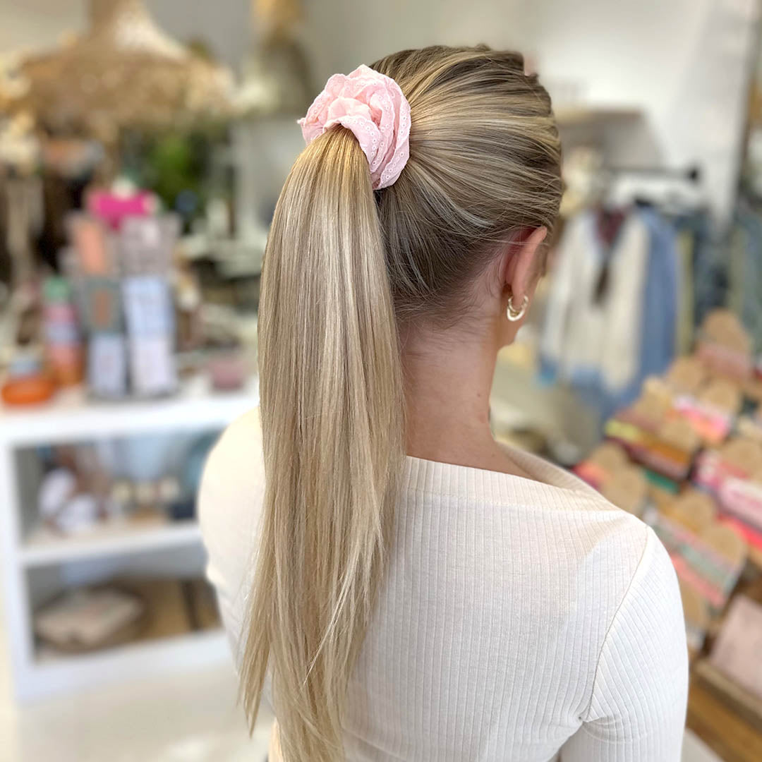 Scrunchie broderie roze